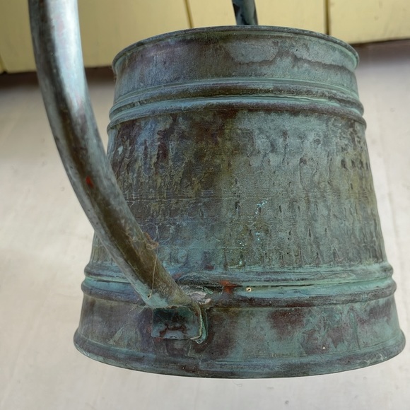 Farmhouse solid copper watering can, verdigris patina and hammered details - Picture 3 of 8